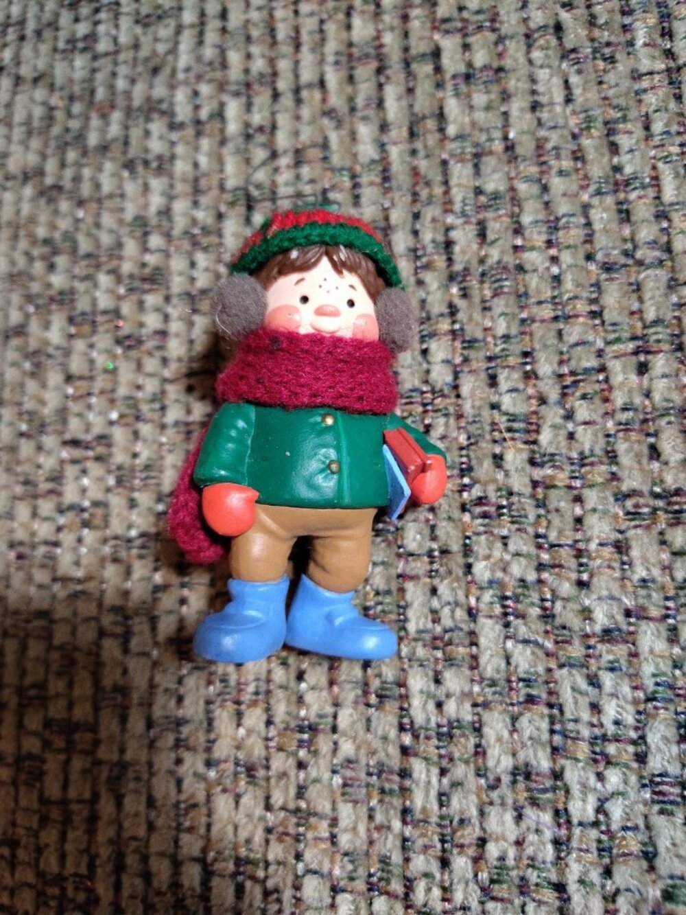 Hallmark 1997 Christmas Kids Figurine Knit Hat & Scarf 3D Effect